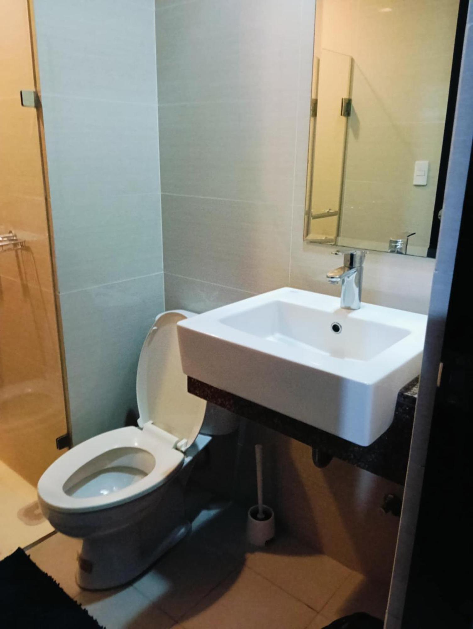 81 Newport Boulevard Cluster 4 - 8F Across Naia Airport, Terminal 3 Pasay Exterior foto